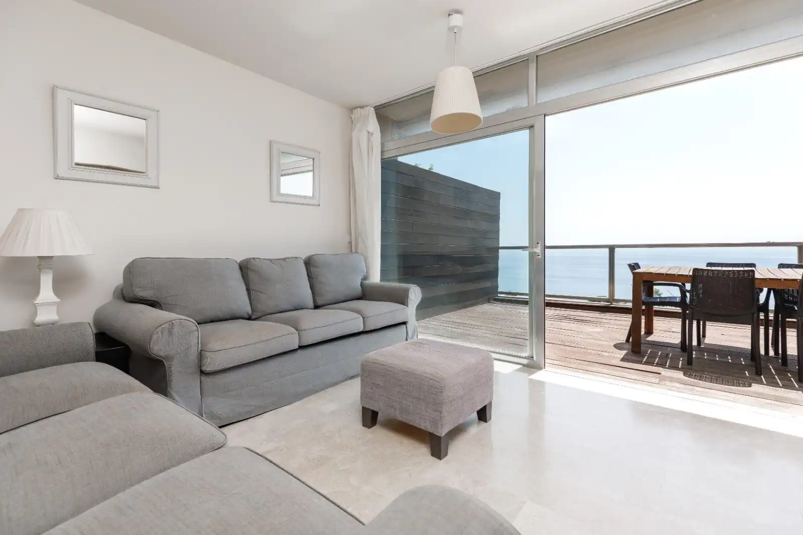 Wohnzimmer von Dachboden zum Verkauf in Manilva mit Klimaanlage, Heizung und Terrasse
