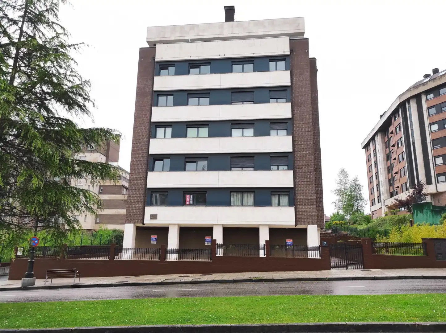 Vista exterior de Local de alquiler en Oviedo 