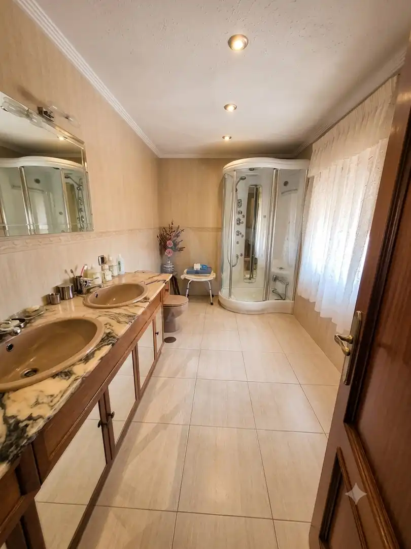 Bathroom of Houses for sale in Chozas de Abajo  with Heating and Swimming Pool