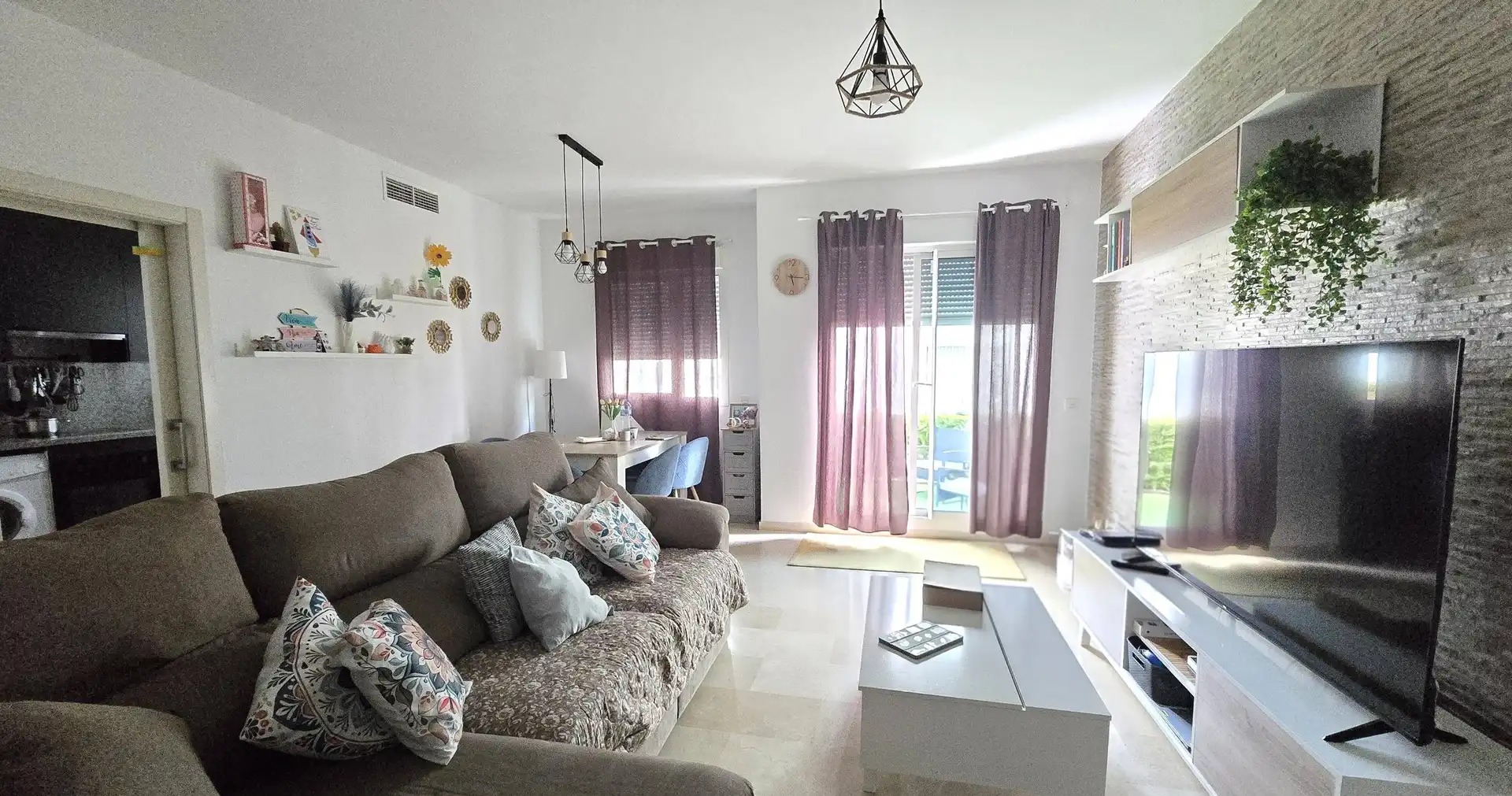 Sala d'estar de Dúplex en venda en Estepona amb Aire condicionat, Jardí privat i Terrassa