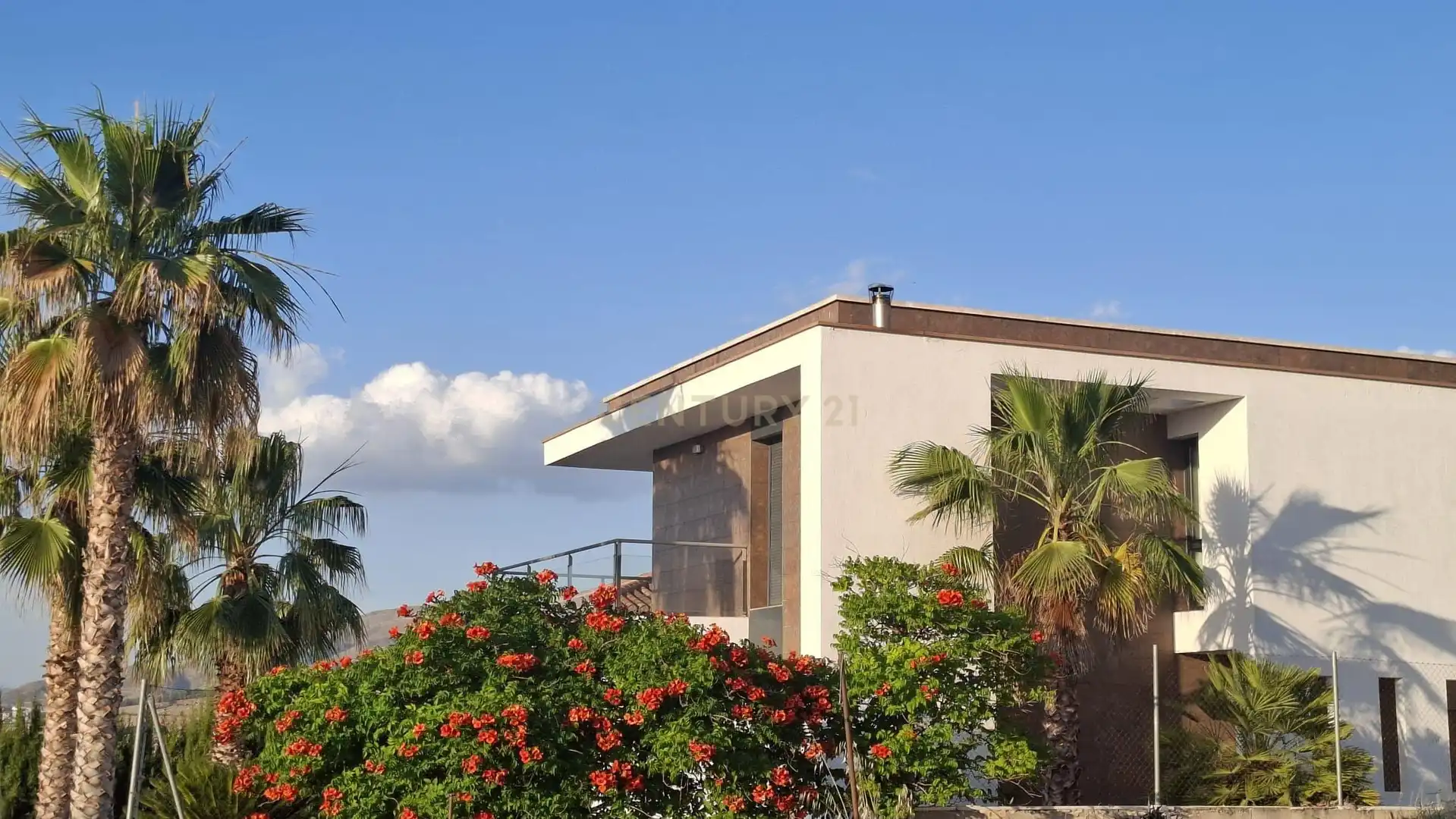 Vista exterior de Casa o xalet en venda en La Zubia amb Aire condicionat, Jardí privat i Traster