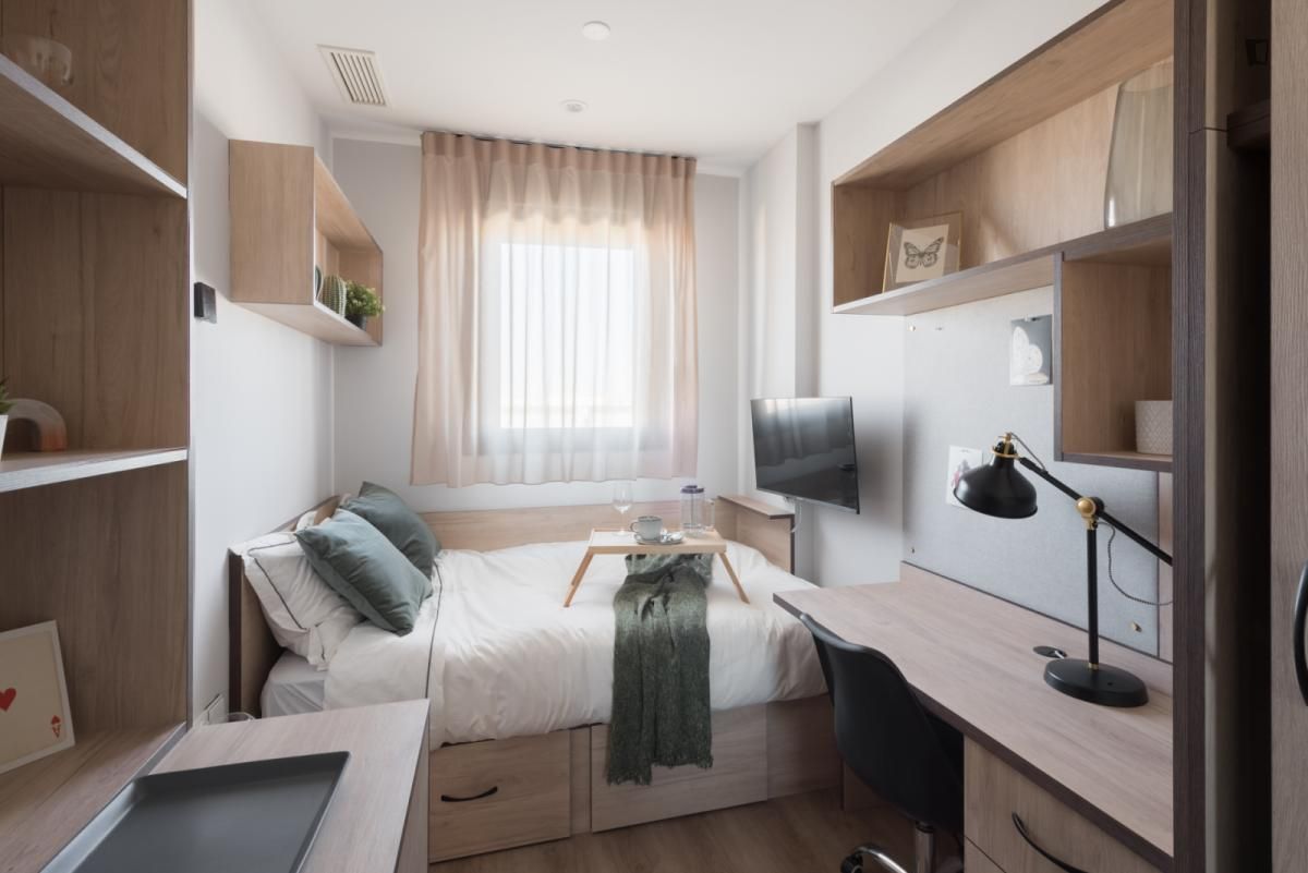 Bedroom of Flat to share in  Sevilla Capital  with Air Conditioner, Swimming Pool and Furnished
