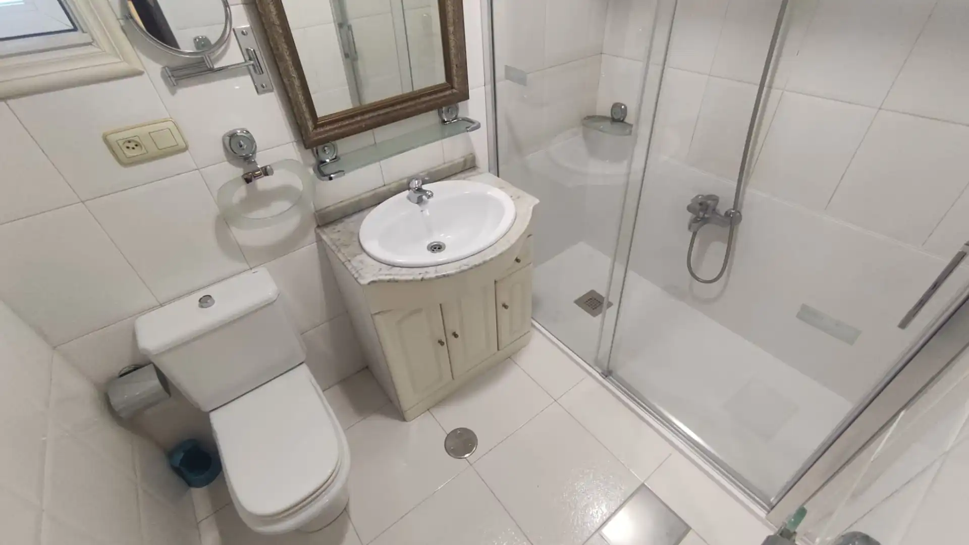 Bathroom of Flat for rent in Ourense Capital   with Furnished, Oven and Washing machine