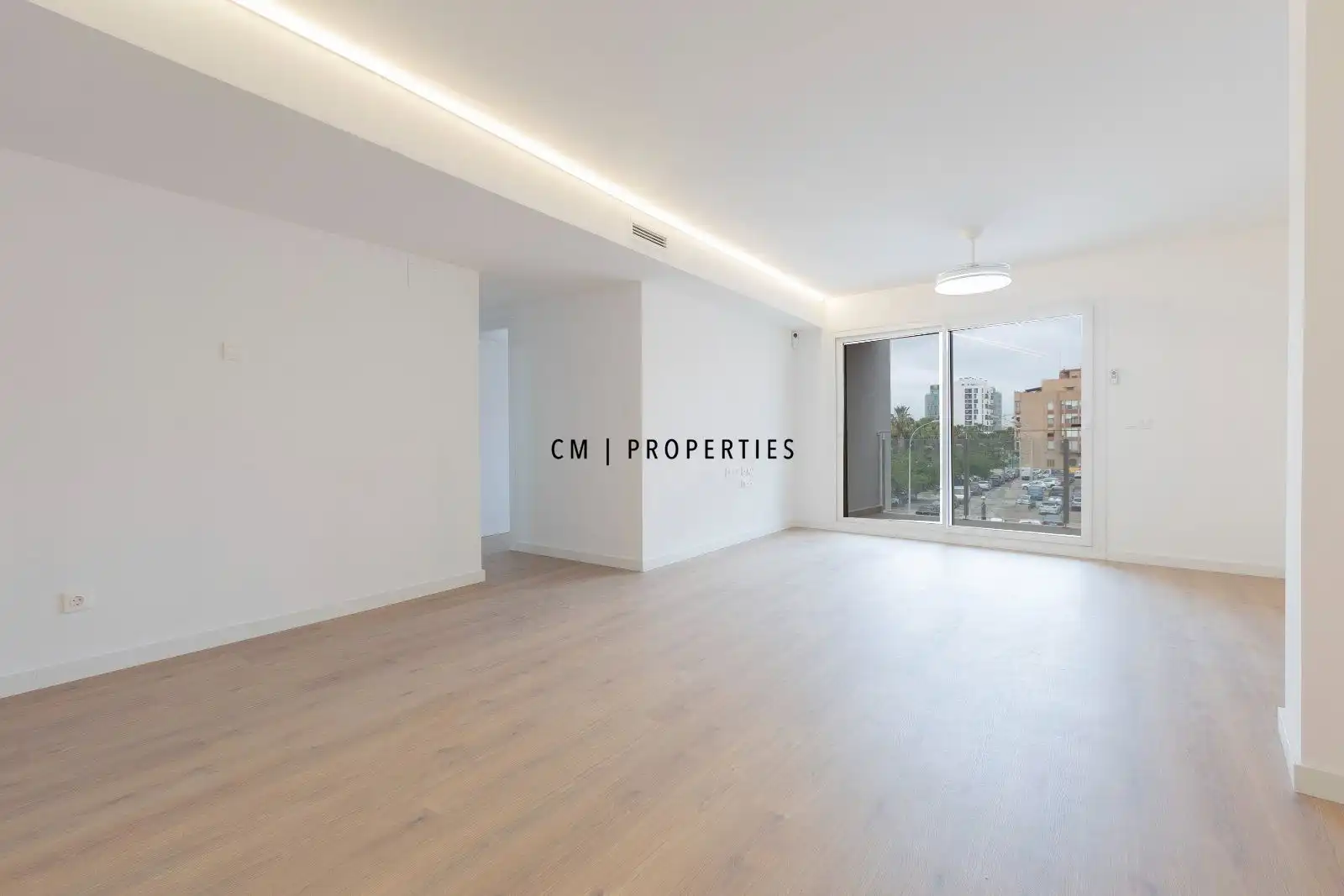 Außenansicht von Wohnung zur Miete in Valencia mit Terrasse, Abstellraum und Schwimmbad