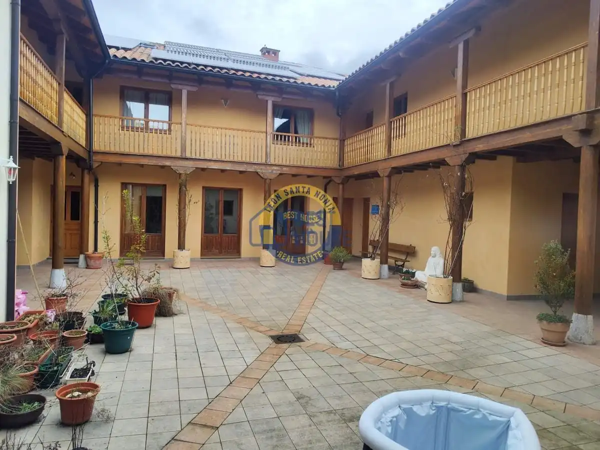 Vista exterior de Casa o chalet en venta en Villaquilambre con Calefacción, Jardín privado y Parquet