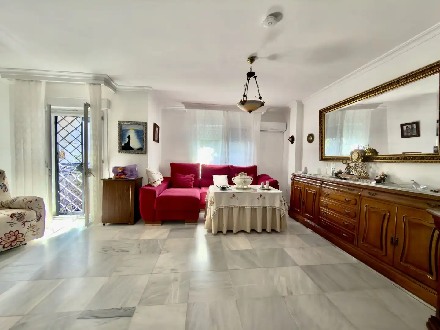 Sala d'estar de Casa o xalet en venda en Mairena del Aljarafe amb Aire condicionat, Calefacció i Terrassa