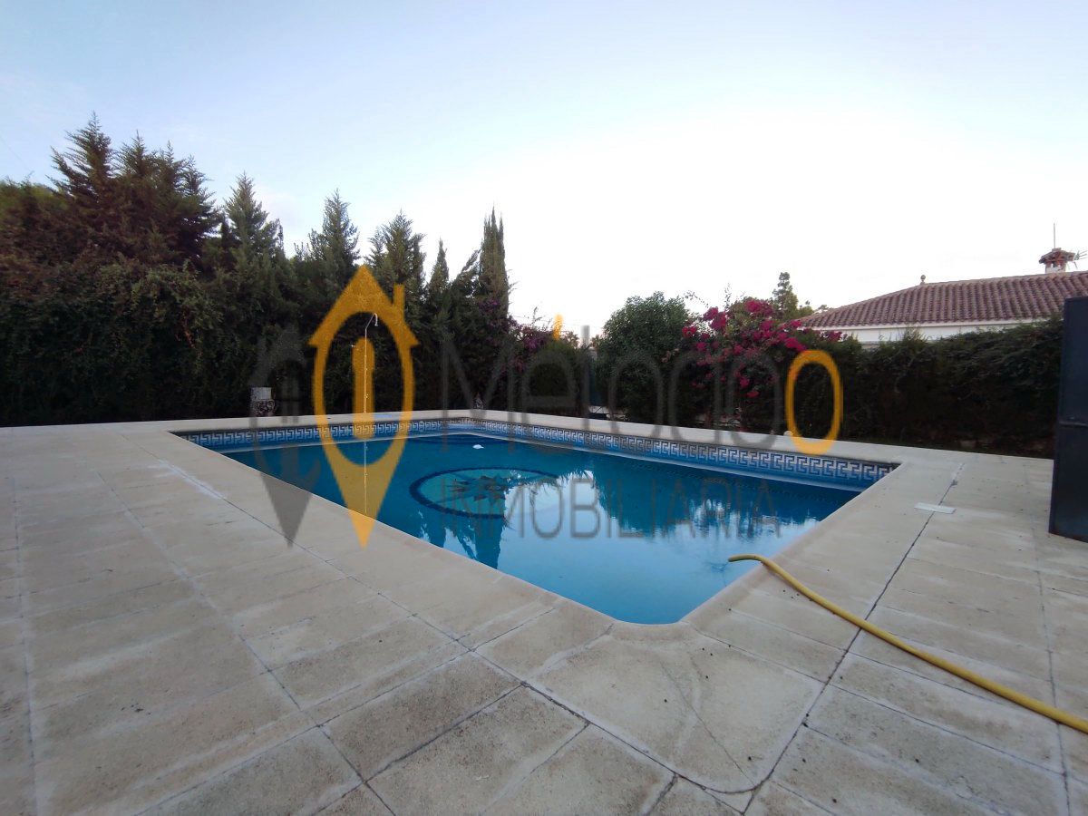 Piscina de Casa o xalet en venda en Carmona amb Aire condicionat, Jardí privat i Piscina