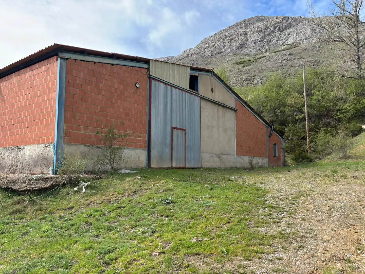 Vista exterior de Nave industrial en venta en Valdepiélago