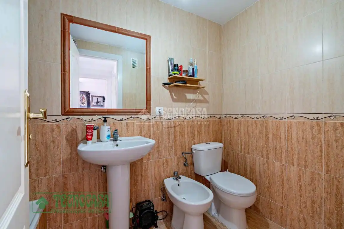 Baño de Piso en venta en Roquetas de Mar con Aire acondicionado, Terraza y Amueblado