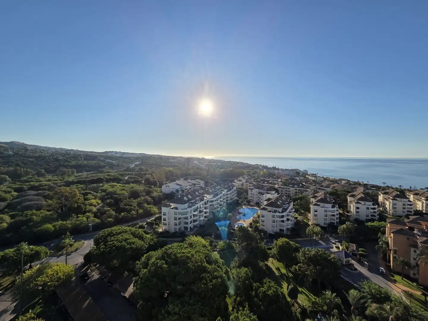 Vista exterior de Estudi en venda en Marbella amb Terrassa, Moblat i Piscina comunitària