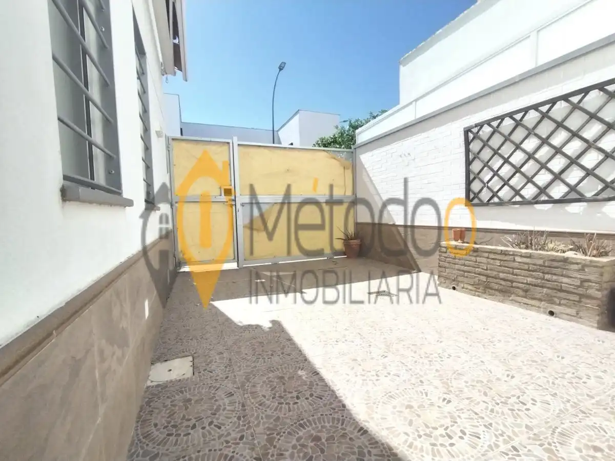 Vista exterior de Casa adosada en venta en La Rinconada con Aire acondicionado, Terraza y Trastero