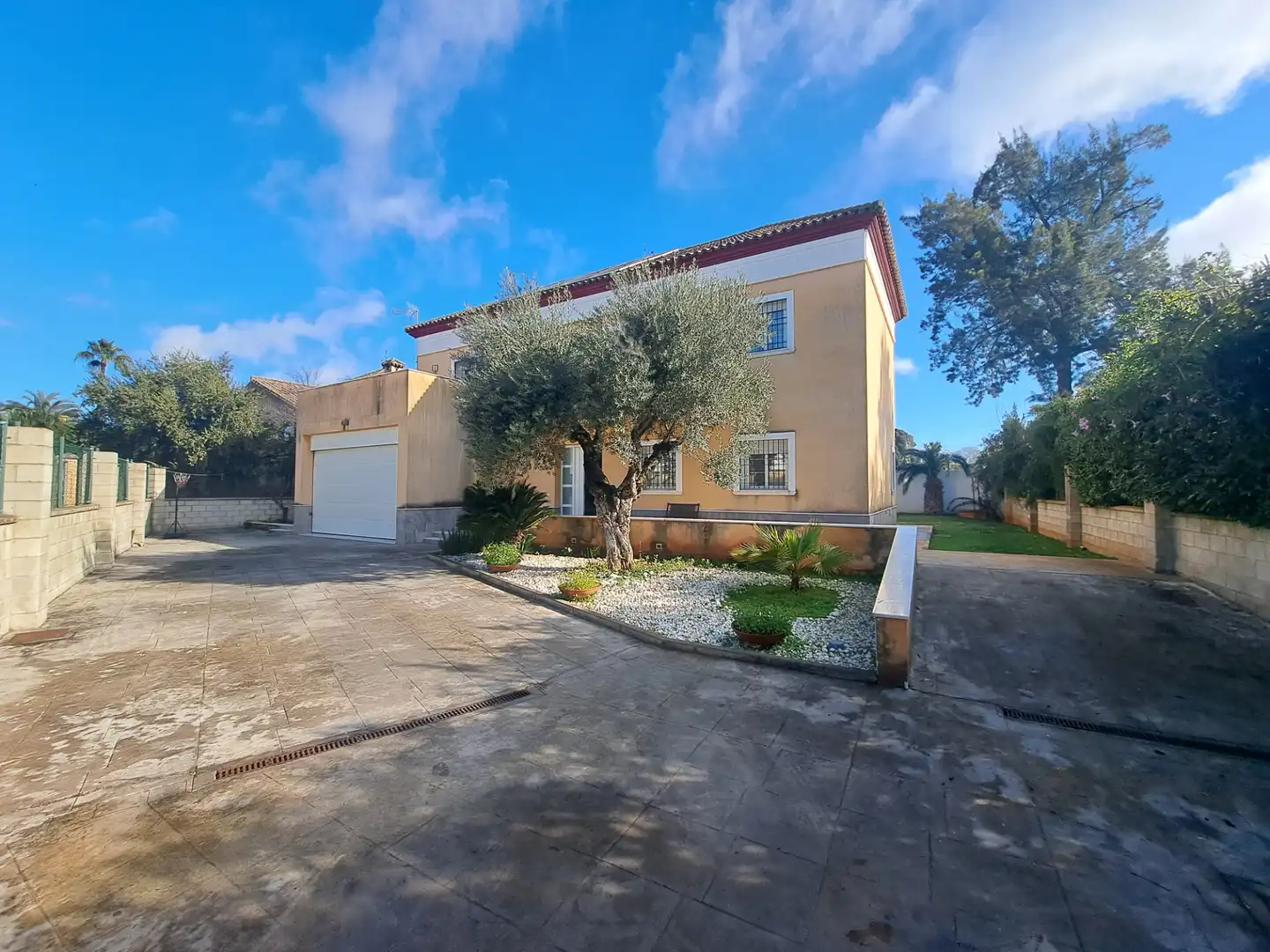 Vista exterior de Casa o xalet en venda en Dos Hermanas amb Aire condicionat, Jardí privat i Terrassa
