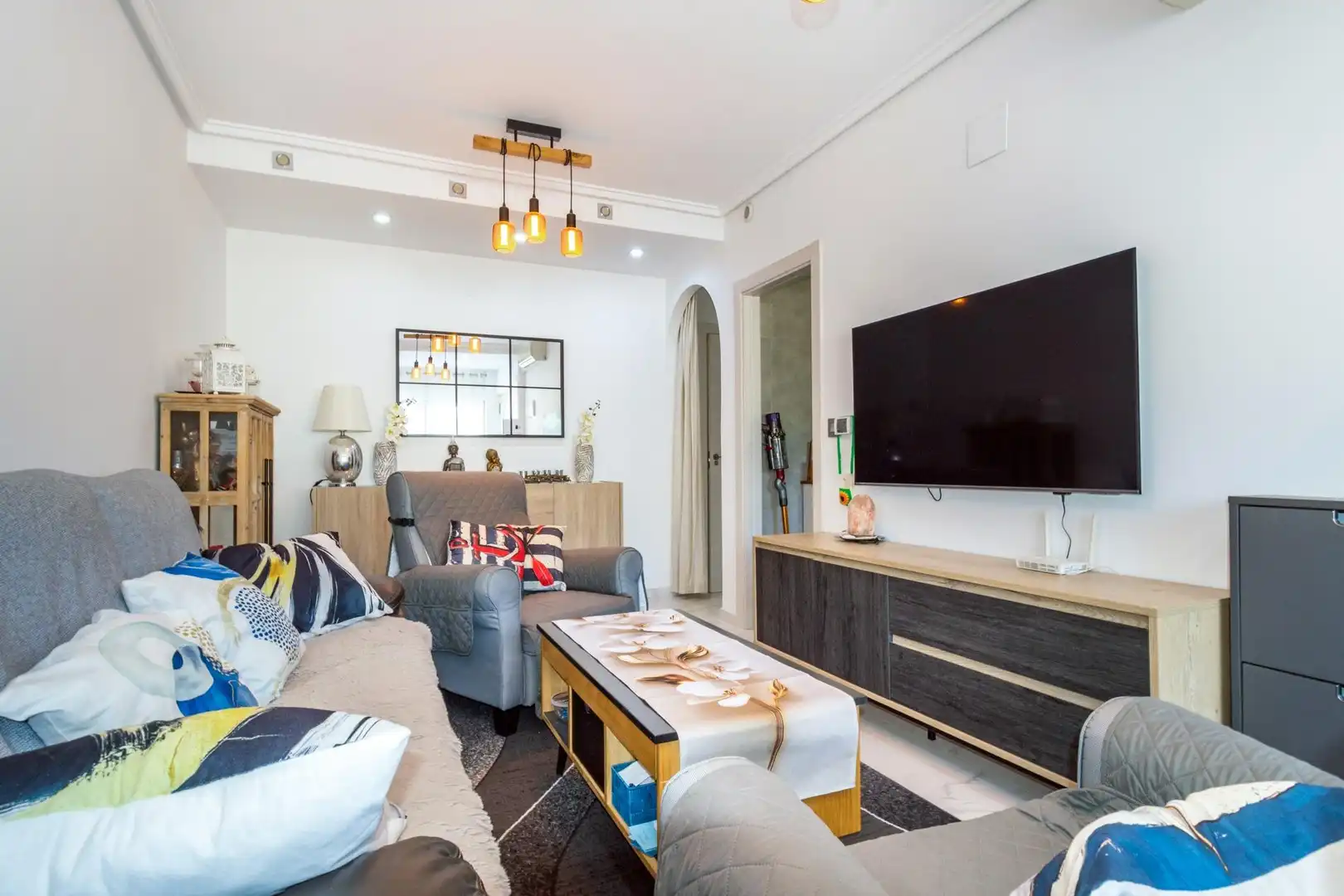 Sala d'estar de Casa adosada en venda en Torrevieja amb Aire condicionat, Jardí privat i Terrassa
