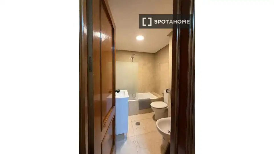 Bathroom of Flat for rent in Madrid  with Air Conditioner, Heating and Furnished
