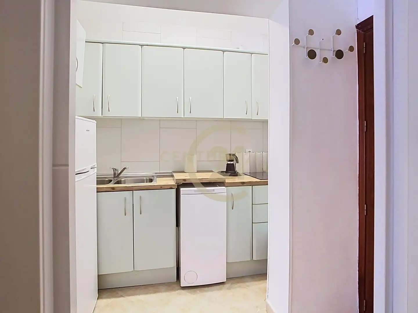 Cocina de Apartamento de alquiler en Benalmádena con Aire acondicionado, Piscina y Microondas