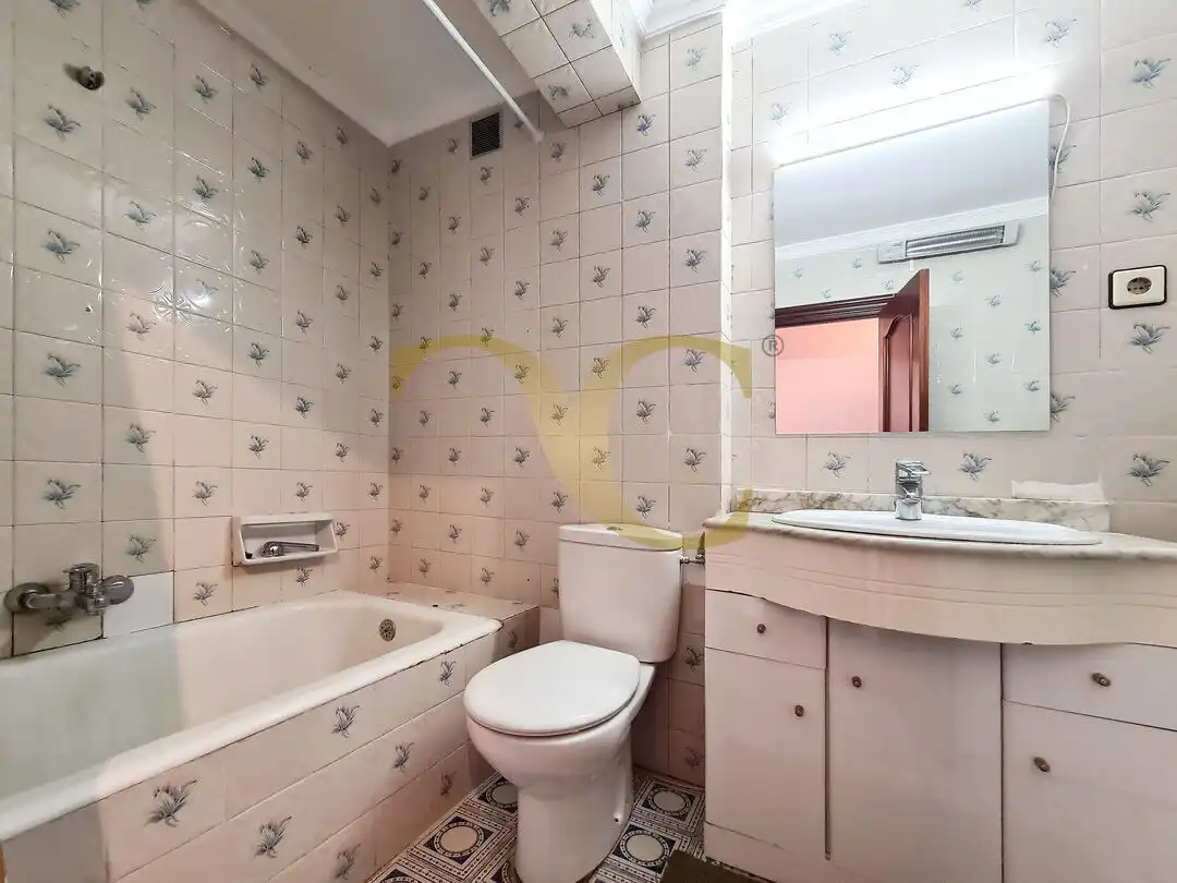 Baño de Piso en venta en Gijón  con Calefacción, Jardín privado y Terraza