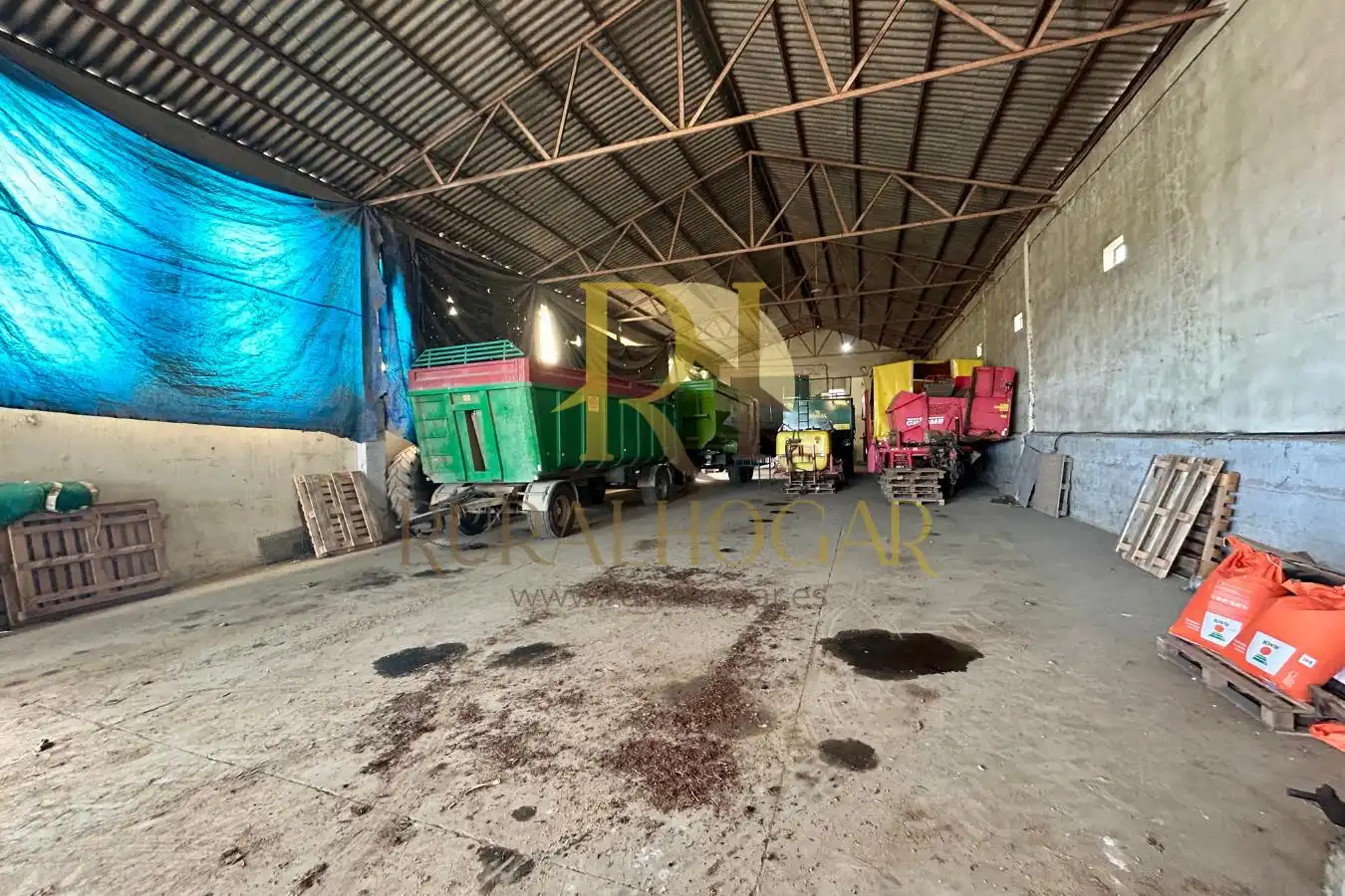 Parkplatz von Fabrikhallen zum Verkauf in La Bañeza 