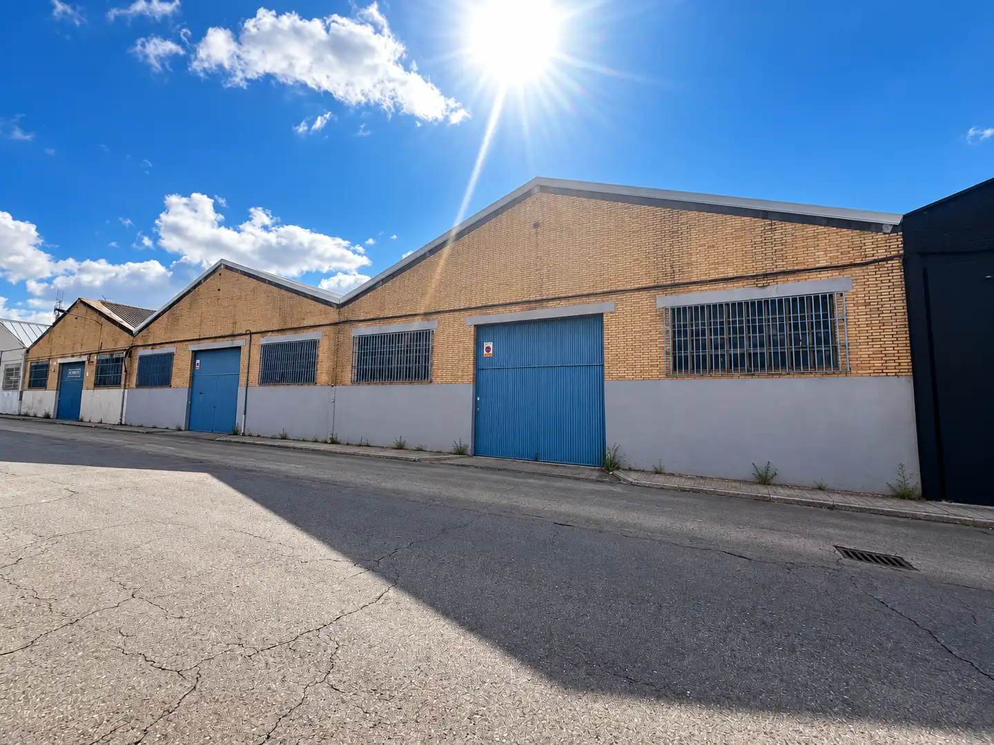 Außenansicht von Fabrikhallen zum Verkauf in Zona Industrial
