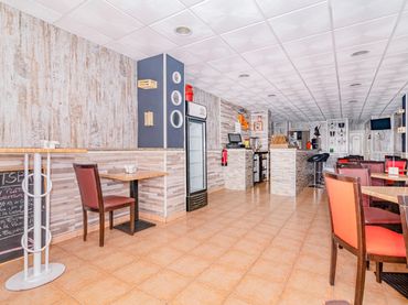 Local comercial en venda a Calle ISAAC ALBENIZ 12