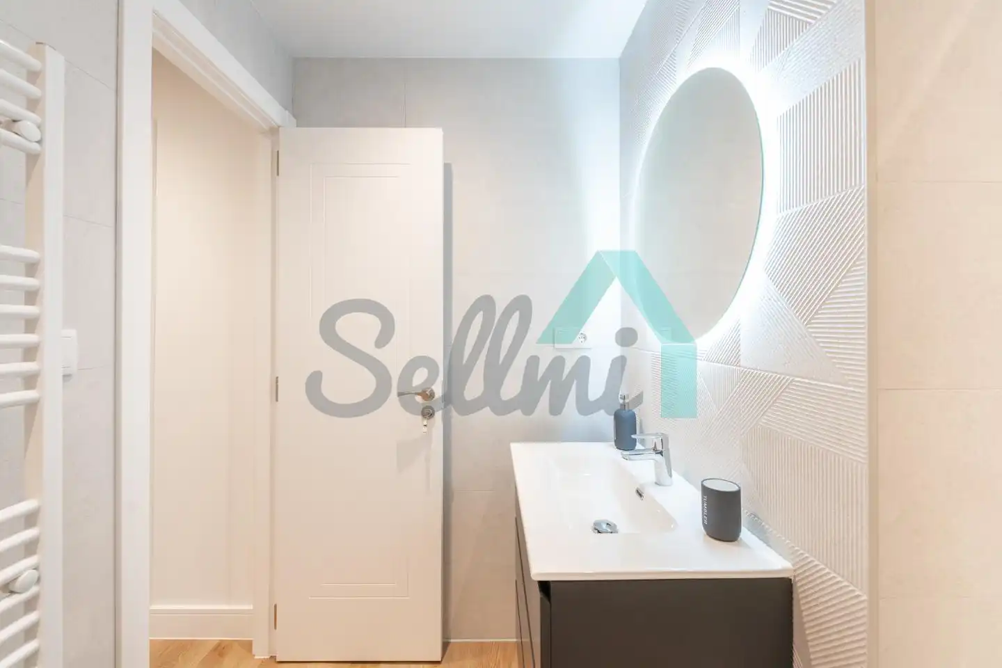 Bathroom of Flat for rent in Oviedo   with Heating, Terrace and Furnished