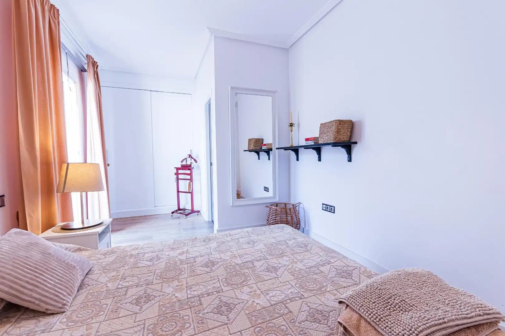 Schlafzimmer von Wohnungen zur Miete in Torrevieja mit Klimaanlage, Heizung und Privatgarten