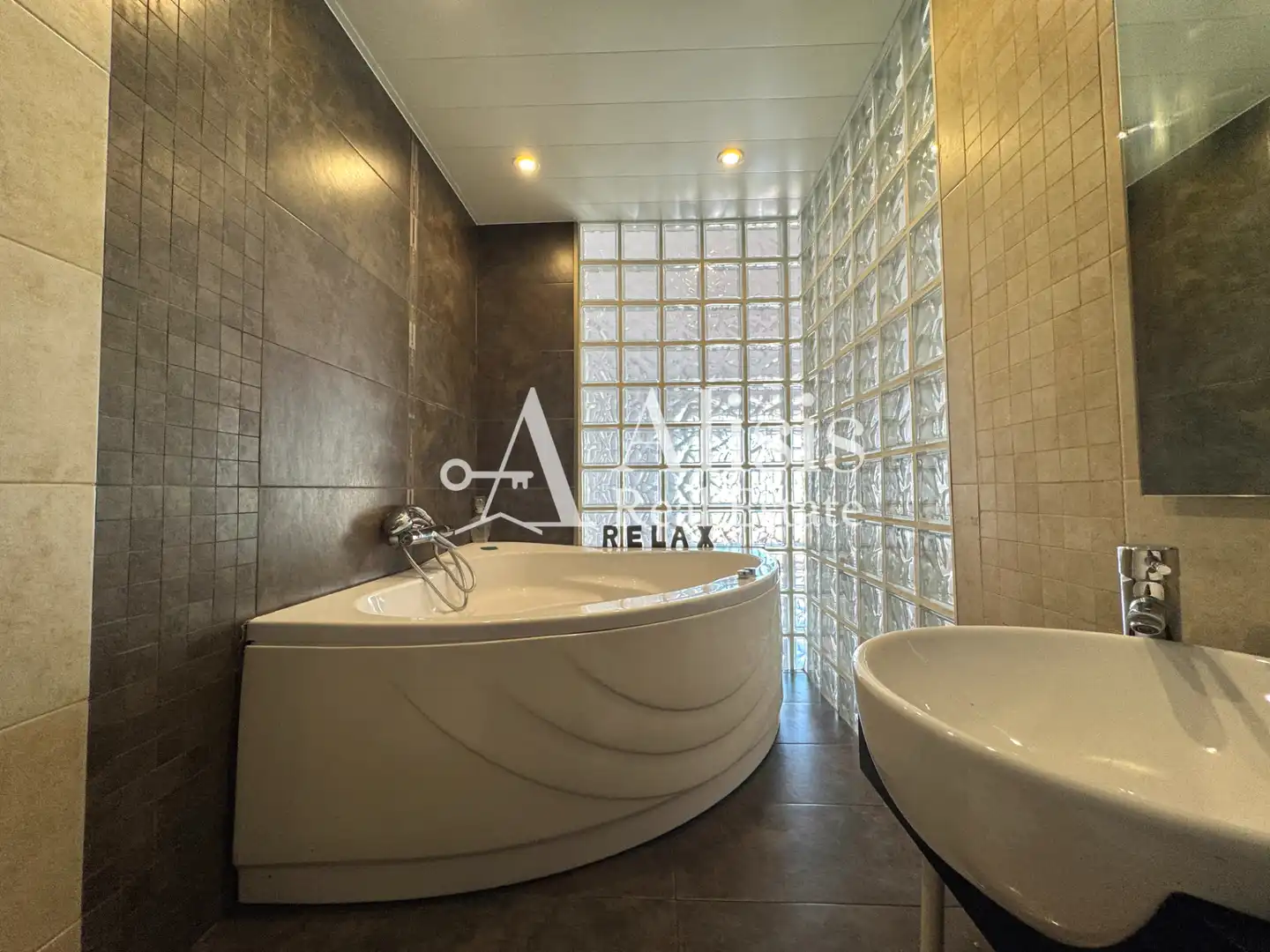 Badezimmer von Einfamilien-Reihenhaus zum Verkauf in Pallejà mit Klimaanlage, Heizung und Terrasse