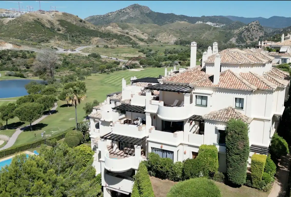 Vista exterior de Apartamento en venta en Benahavís con Aire acondicionado, Calefacción y Jardín privado
