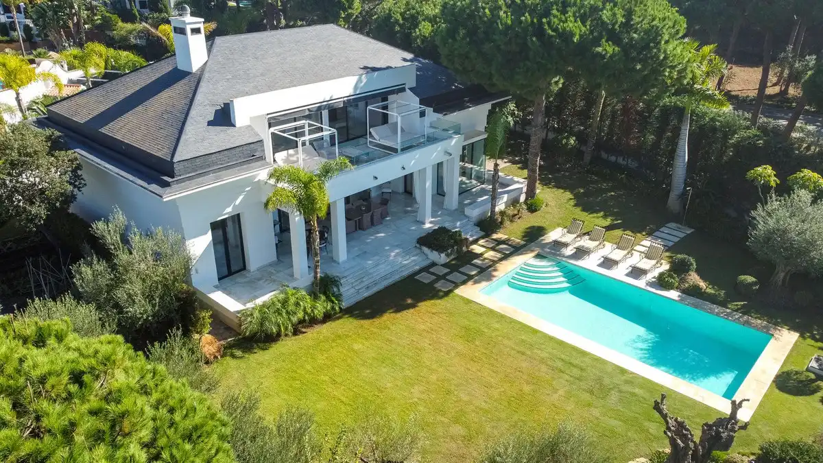 Vista exterior de Casa o xalet de lloguer en Marbella amb Aire condicionat, Jardí privat i Traster
