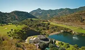 Vista exterior de Casa o xalet en venda en Benahavís amb Aire condicionat, Jardí privat i Piscina