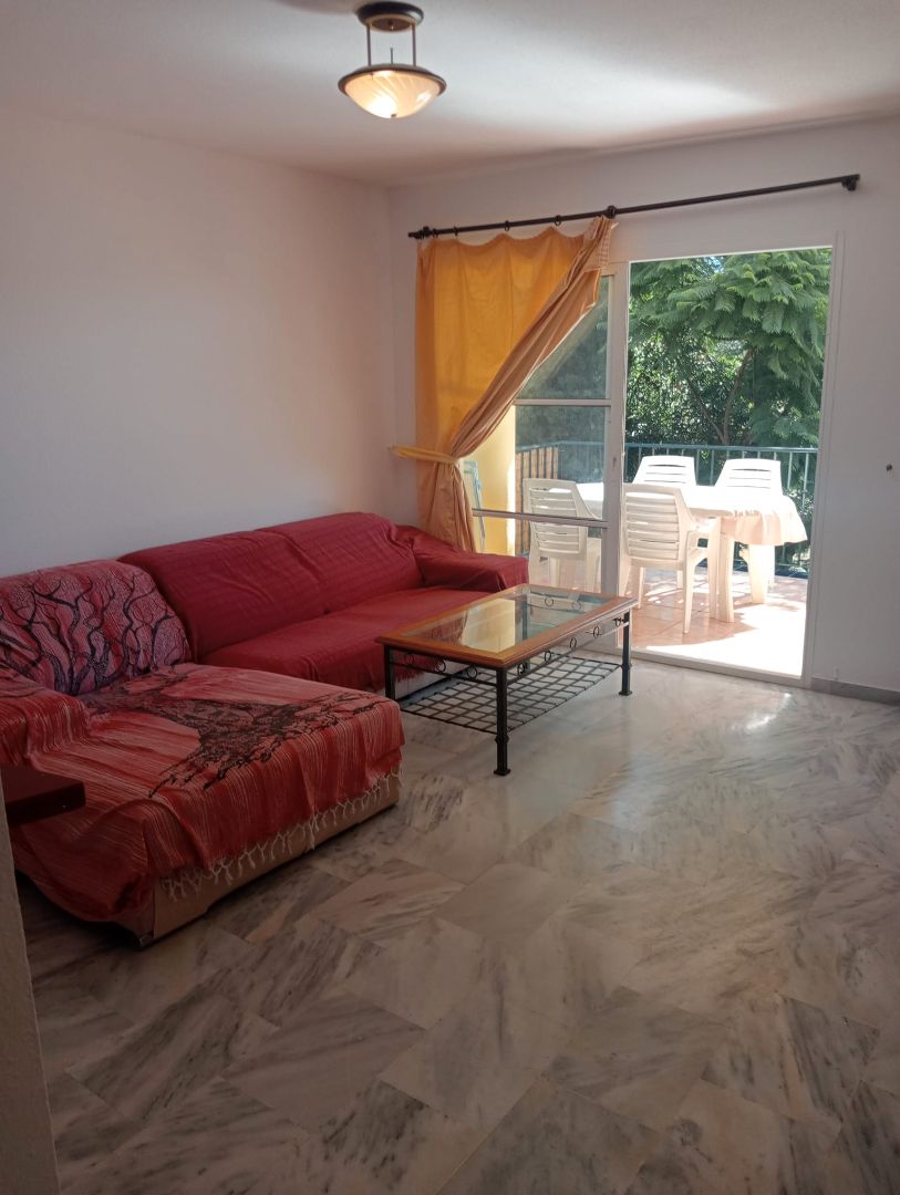 Sala d'estar de Pis de lloguer en Mijas amb Aire condicionat, Terrassa i Moblat