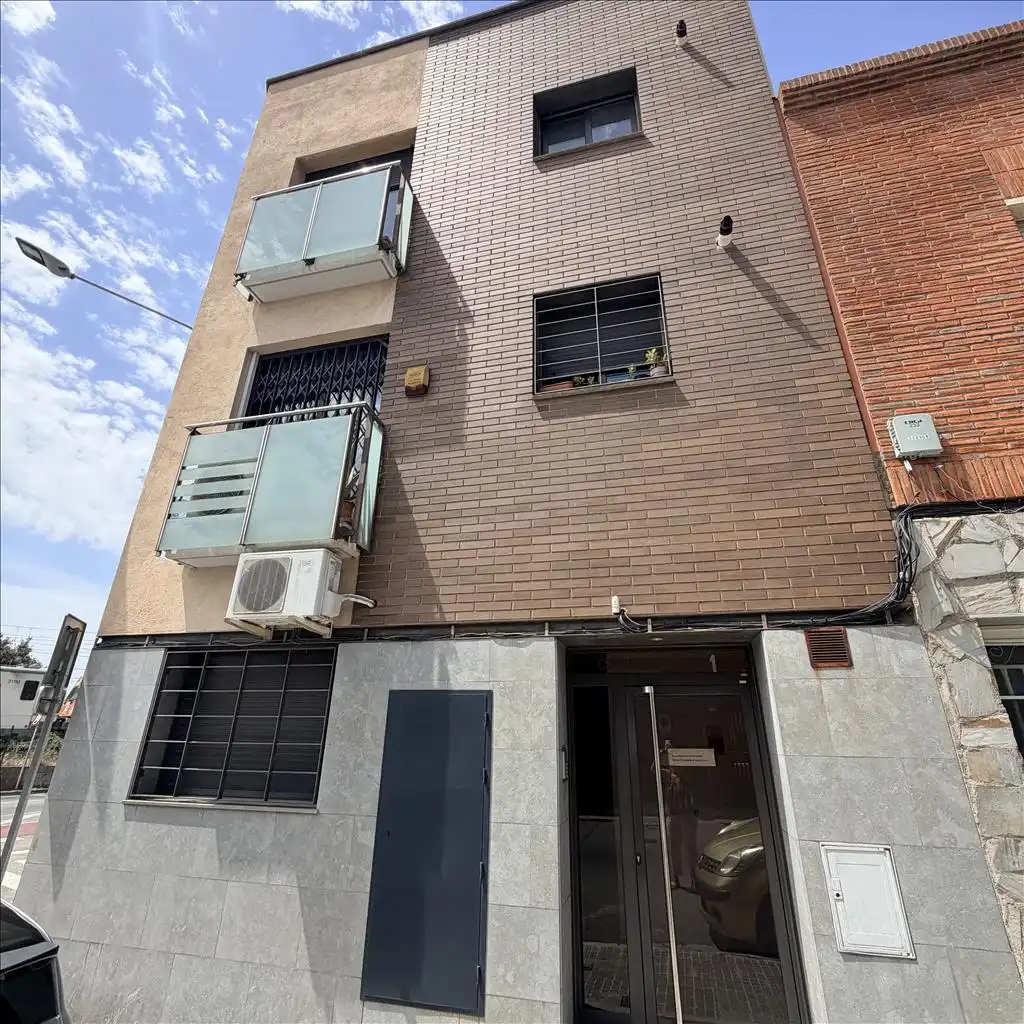 Apartment for sale in Pineda, 1