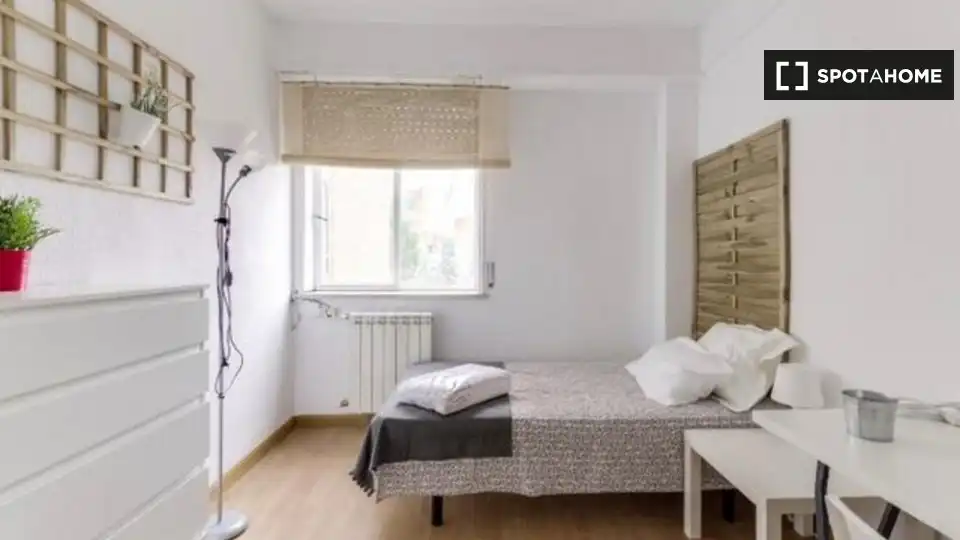 Habitación de Piso de alquiler en Madrid con Aire acondicionado, Calefacción y Amueblado