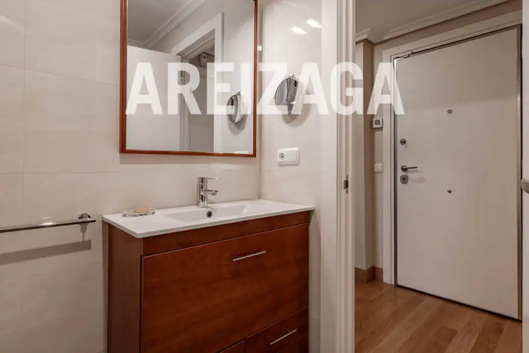 Baño de Piso en venta en Donostia - San Sebastián  con Calefacción y Balcón