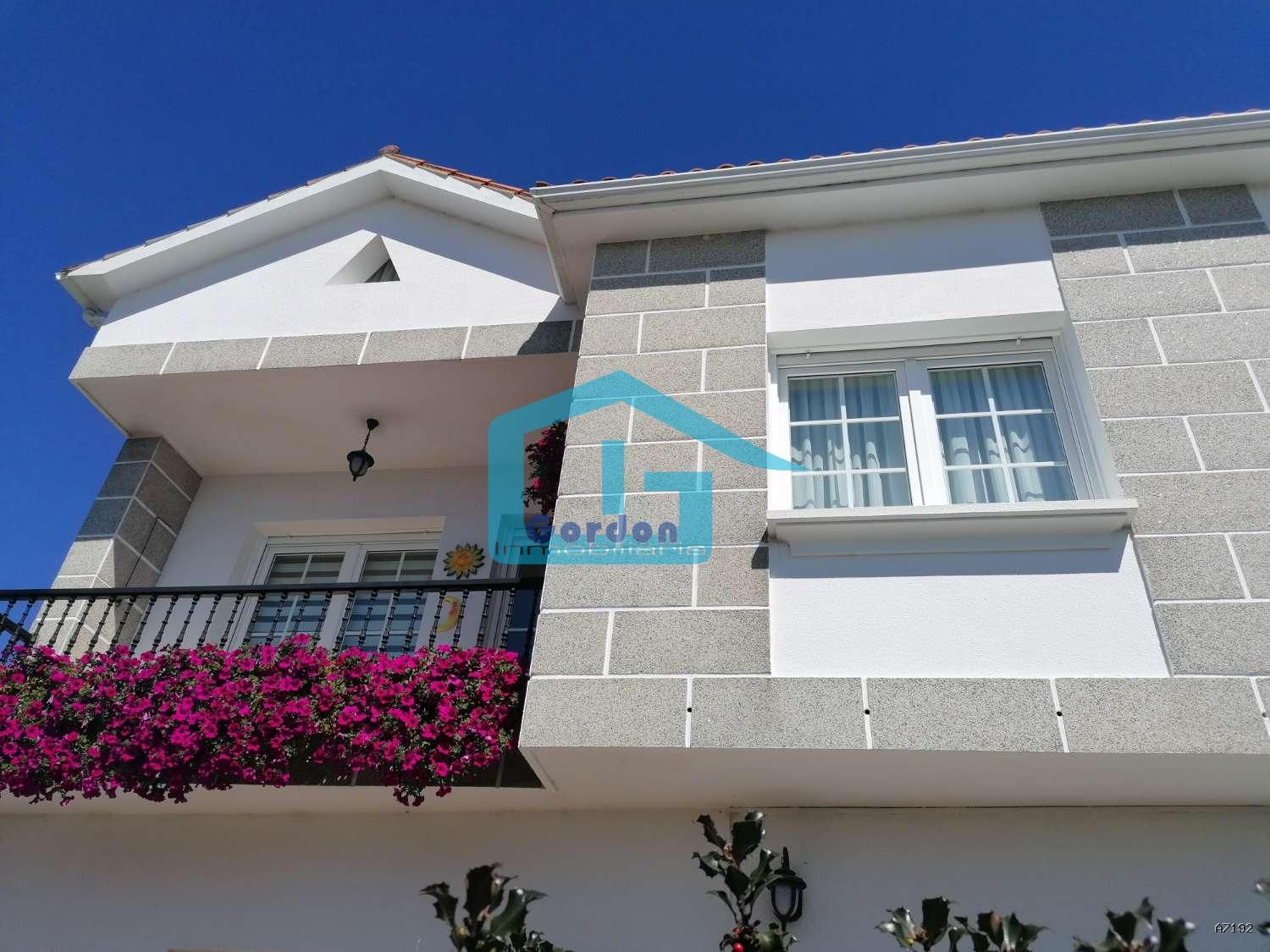 Vista exterior de Casa o chalet en venta en Sanxenxo con Calefacción, Parquet y Terraza