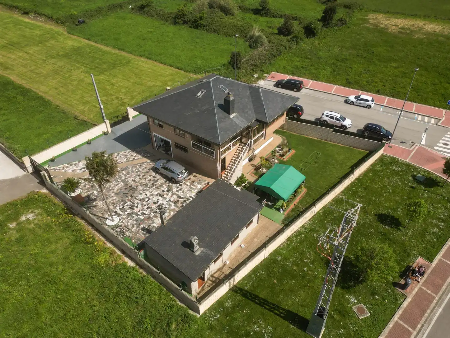 Vista exterior de Casa o xalet en venda en Santander amb Jardí privat, Terrassa i Traster