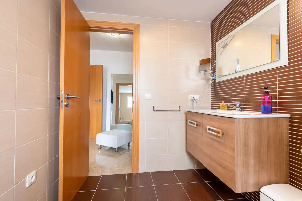 Baño de Casa adosada en venta en Les Alqueries / Alquerías del Niño Perdido con Aire acondicionado, Calefacción y Jardín privado