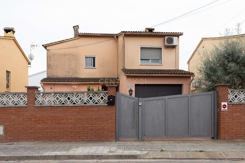 Vista exterior de Casa o xalet en venda en Parets del Vallès amb Aire condicionat