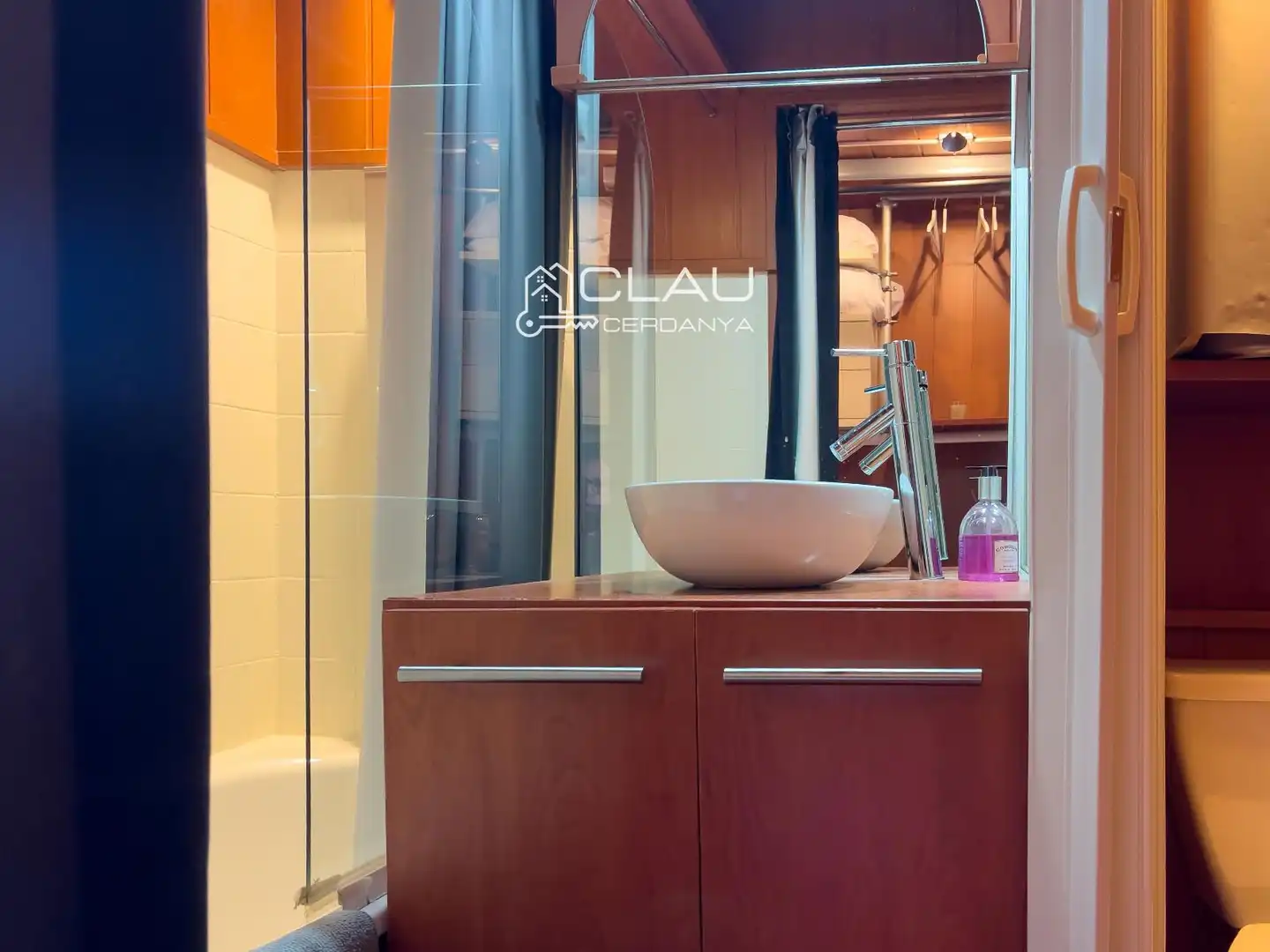 Badezimmer von Wohnung zur Miete in Font-Romeu-Odeillo-Via mit Heizung, Parkett und Terrasse