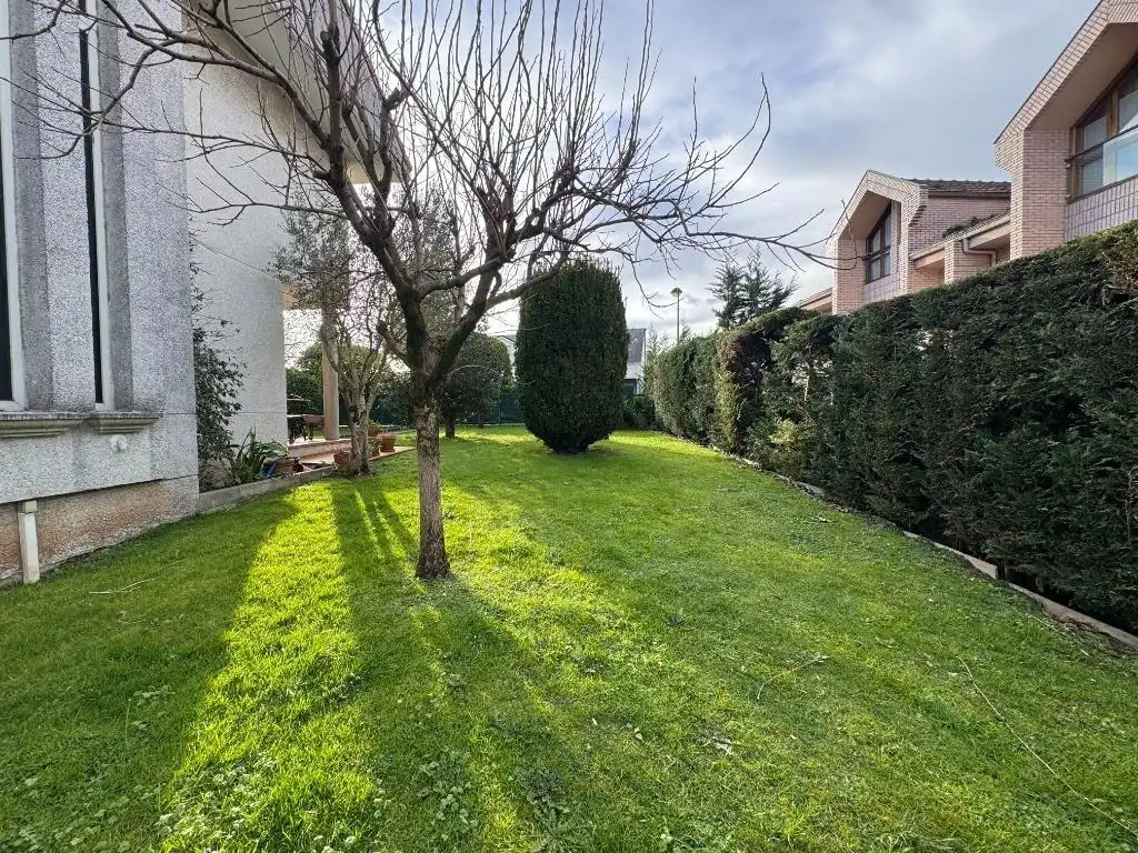 Jardí de Casa o xalet en venda en Torrelavega  amb Calefacció, Jardí privat i Traster