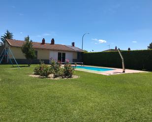 Swimming pool of House or chalet for sale in Cuéllar  with Air Conditioner, Private garden and Swimming Pool