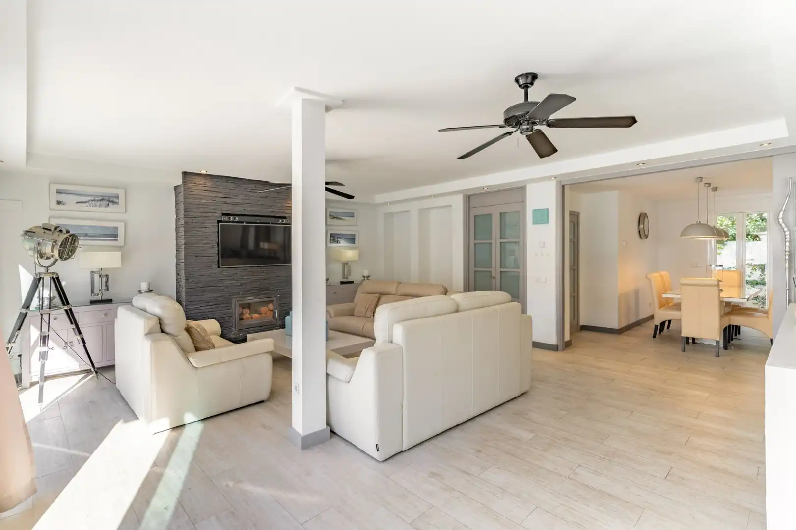 Sala d'estar de Casa o xalet en venda en Estepona amb Aire condicionat, Calefacció i Jardí privat