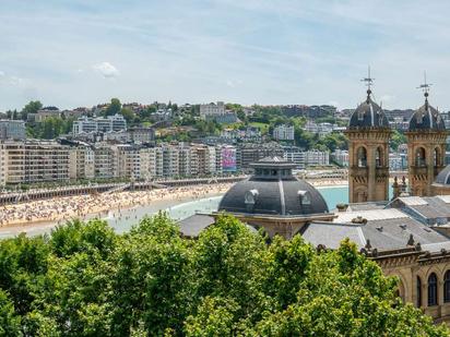 Vista exterior de Dúplex en venda en Donostia - San Sebastián  amb Terrassa i Balcó