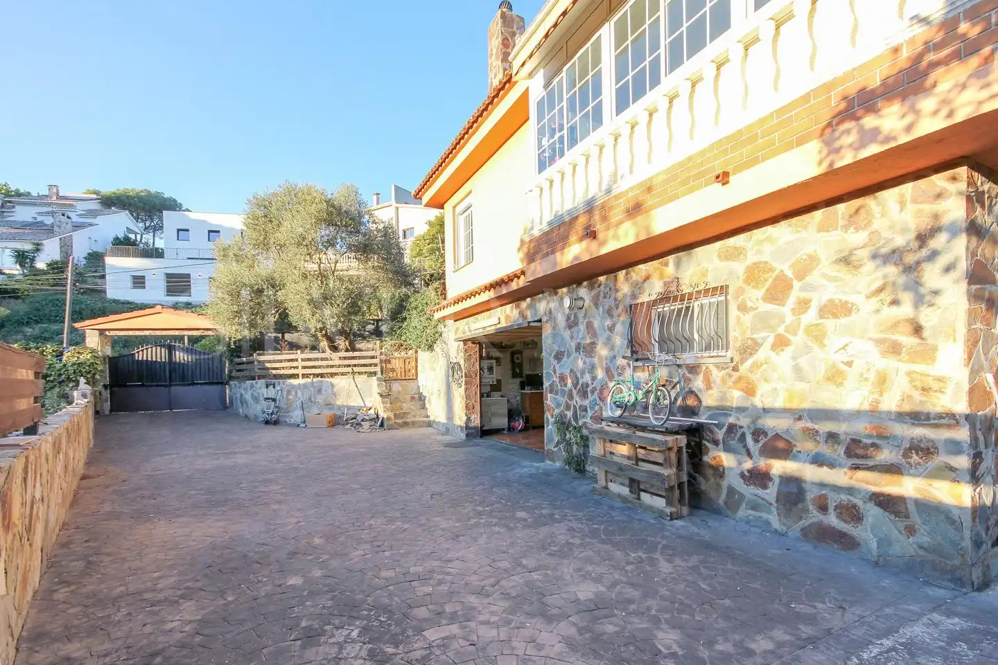 Außenansicht von Haus oder Chalet zum Verkauf in Sant Fost de Campsentelles mit Klimaanlage, Heizung und Privatgarten