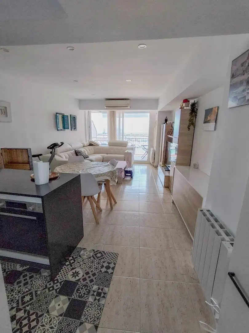 Sala d'estar de Pis de lloguer en Palamós amb Aire condicionat, Terrassa i Moblat
