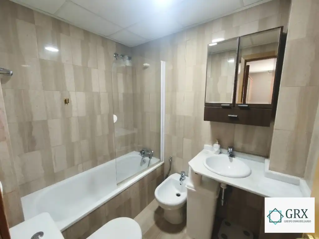 Bathroom of Flat for rent in Granada  with Air Conditioner, Heating and Storage room