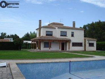 Villa con piscina in vendita a Pedanías - Extrarradio
