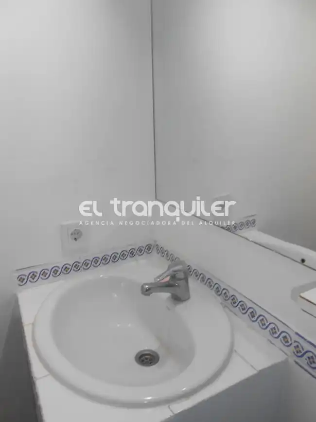 Baño de Estudio de alquiler en Madrid con Lavadora