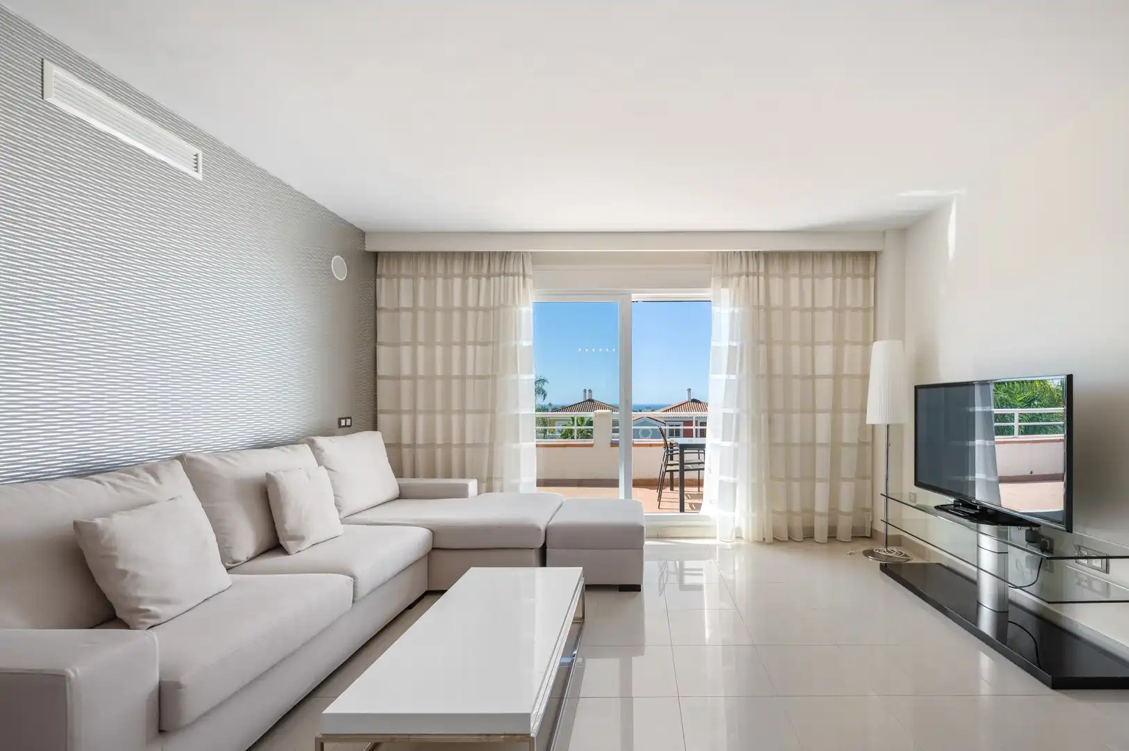 Sala d'estar de Àtic en venda en Estepona amb Aire condicionat, Terrassa i Traster