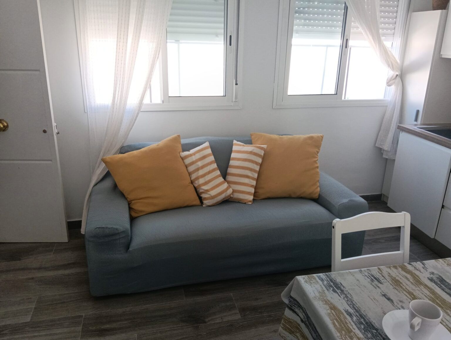 Sala d'estar de Estudi en venda en Chipiona amb Aire condicionat i Moblat