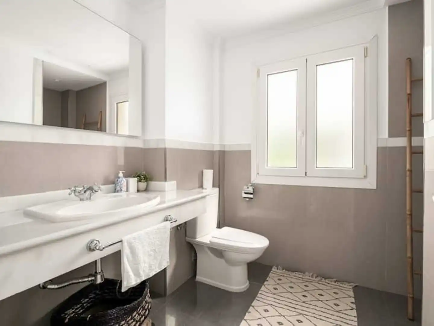 Bathroom of Houses for rent in Estepona  with Air Conditioner, Terrace and Swimming Pool